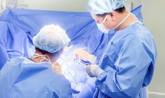 医師は、hemoを治療するためにhemoを任意に塗布する患者を治療します。写真：フォン・ラン