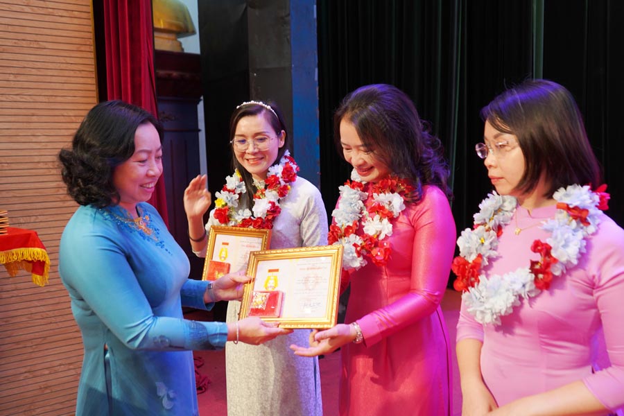 ベトナム労働総同盟のThai Thu Xuong副事務局長が、ハイフォン市労働者・公務員に創造労働勲章を授与。写真:Mai Dung