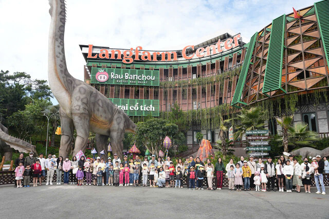 꽝타이 유한회사 노동조합 이사회는 350명의 노동자와 자녀들이 함께 모여 잊을 수 없는 유익한 활동을 경험할 수 있도록 조직합니다. 사진: Do Lam