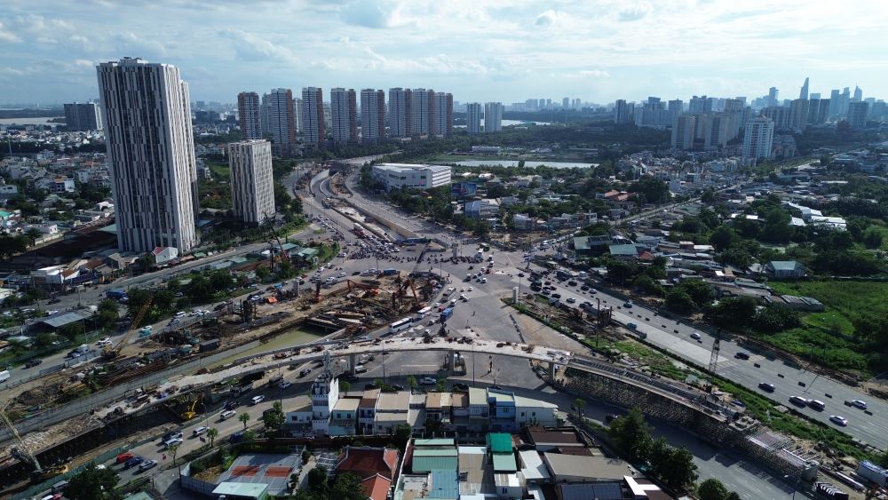 Nhieu hang muc dan hoan thien, nguoi dan ki vong du an som dua vao khai thac giup giam un tac giao thong qua khu vuc. Anh: Anh Tu