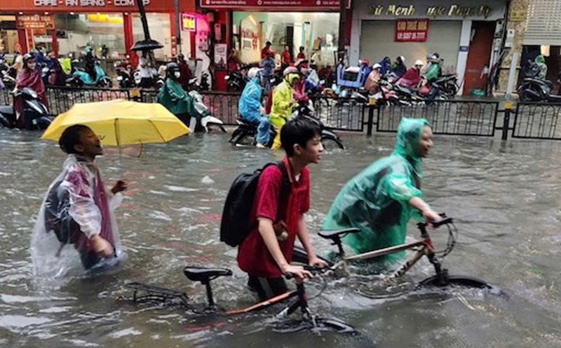 Hanoi will let all students have a day off tomorrow. Photo: Van Ha