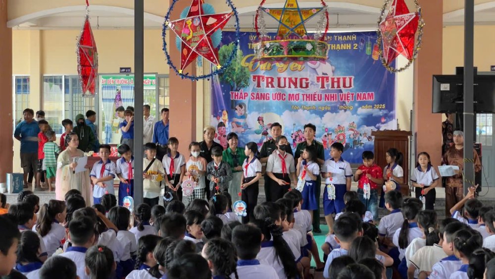 Khong khi Tet Trung thu vui tuoi o dia ban xa Tan Thanh. Anh: Bien phong An Giang