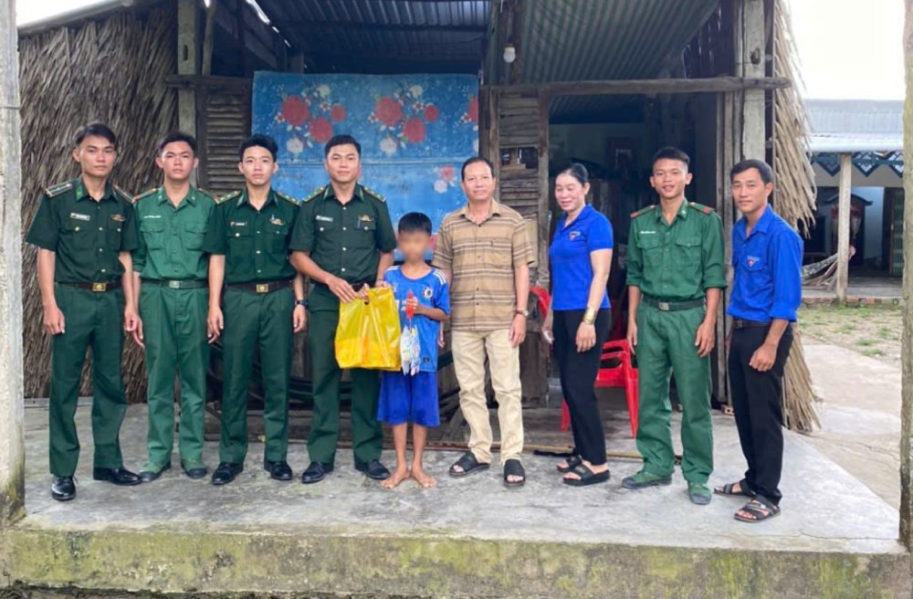 Nhung phan qua Trung thu trao tan tay cho cac em co hoan canh kho khan. Anh: Bien phong An Giang