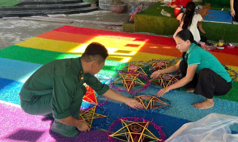 Bộ đội Biên phòng cùng địa phương, các đoàn thể chung tay tổ chức Tết Trung thu cho thiếu nhi. Ảnh: Biên phòng An Giang