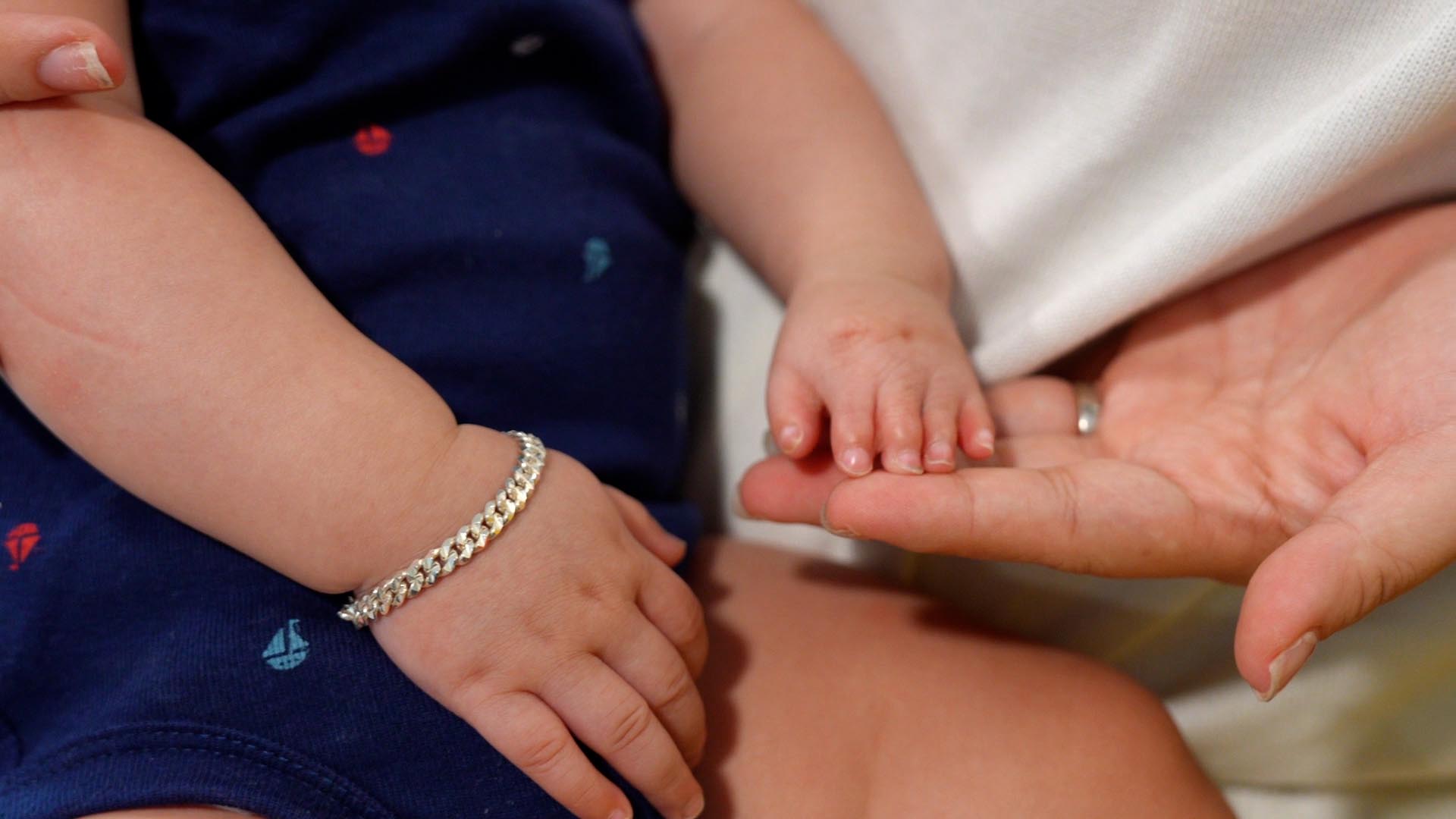 Family travels thousands of kilometers, looking for opportunities for surgery for hand deformities that stick to 5 fingers in a row for their child