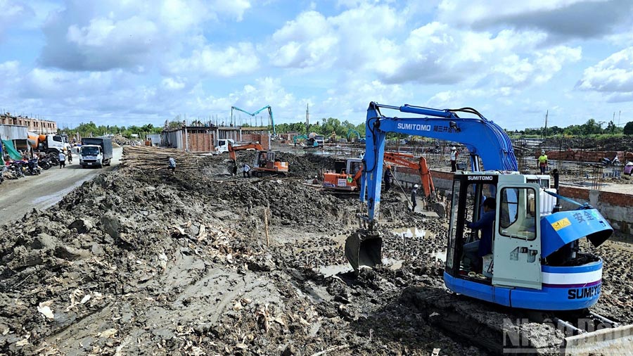 까마우성 안쑤옌브랑에서 사회 주택 프로젝트가 긴급하게 건설되고 있습니다. 사진: Nhat Ho