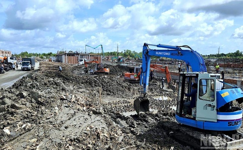 A social housing project is being urgently built in An Xuyen ward, Ca Mau province. Photo: Nhat Ho