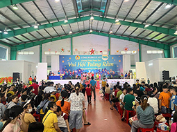 TKG 태광비나 주식회사 노동조합이 주최하는 '즐거운 추석' 프로그램에는 3 000명의 조합원 근로자 및 그 자녀들이 참여합니다. 사진: 하안찌엔