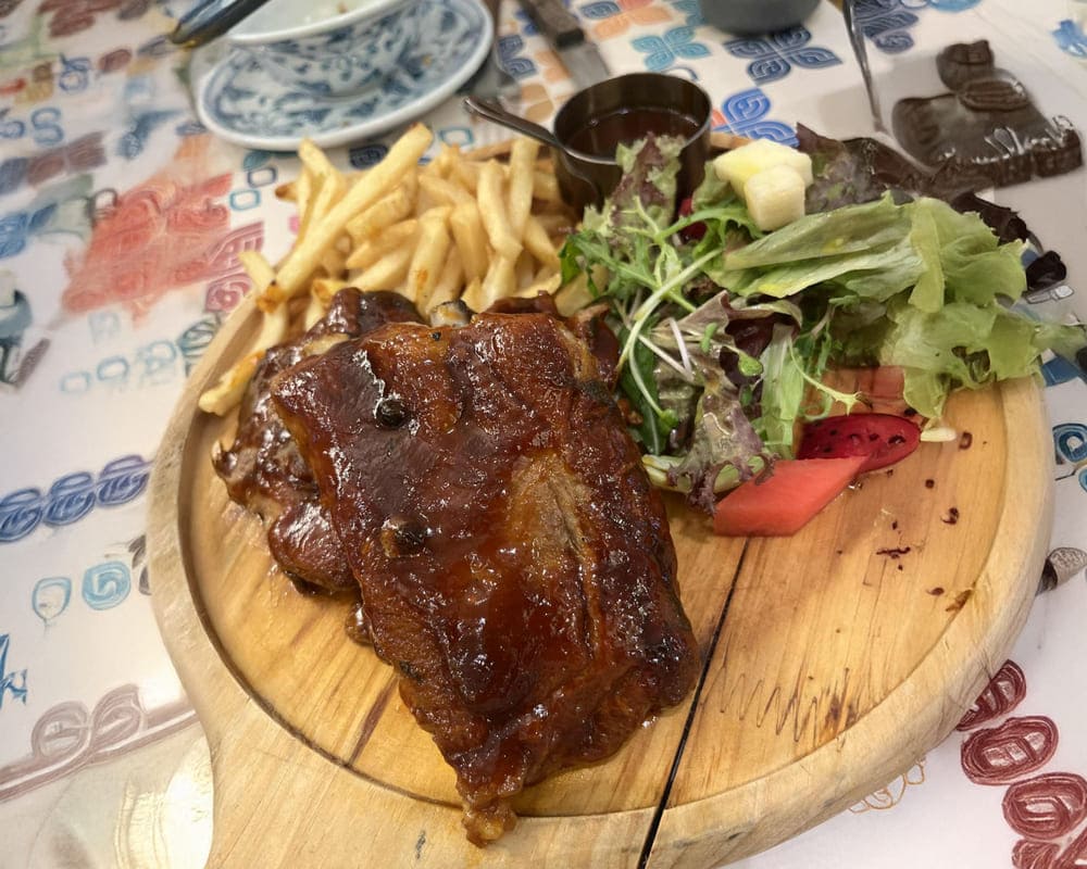 Món sườn nướng BBQ thơm ngon có thể dễ dàng chế biến bằng nồi chiên không dầu. Ảnh: Mai Châu