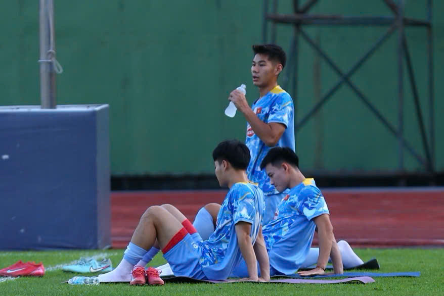Theo ghi nhan, trong buoi tap nay co 3 cau thu tap rieng la Nguyen Xuan Bac, Nguyen Hieu Minh va Nguyen Thanh Nhan. Mot cau thu khac cung khong co mat trong ngay tap luyen dau tien cua doi o TPHCM la trung ve Bui Tien Dung.