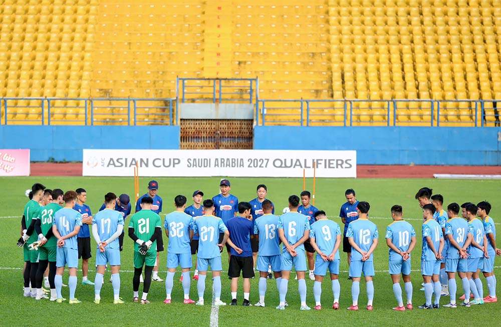 Chieu 5.10, tai san van dong Binh Duong (phuong Thu Dau Mot, TPHCM), doi tuyen Viet Nam buoc vao buoi tap dau tien trong dot hoi quan thang 10 chuan bi cho 2 tran dau gap Nepal tai vong loai cuoi Asian Cup 2027.