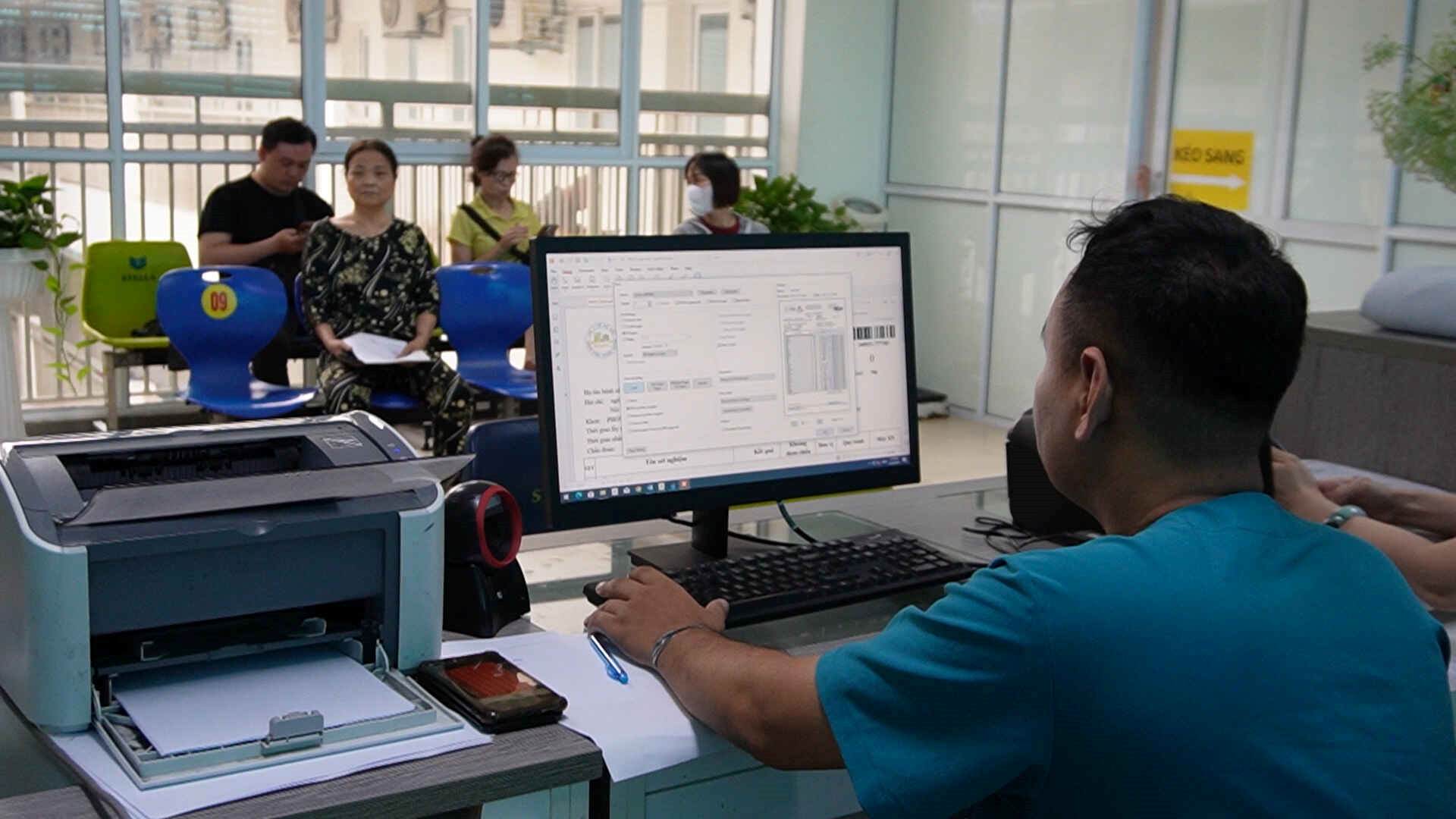 Patients complete medical examination and treatment procedures using electronic medical records. Photo: Cao Thom