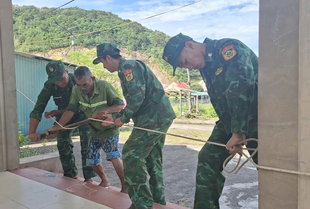 Bo doi giup nguoi dan Dac khu Co To gia co nha cua, phong, chong bao so 11. Anh: Thu Bau