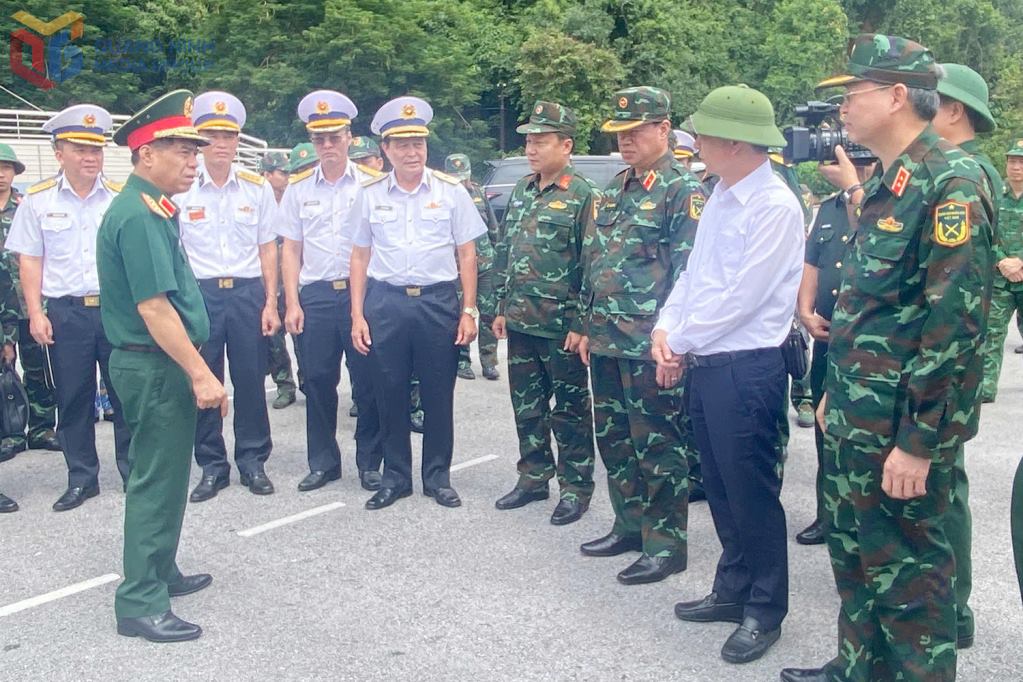 El teniente general Nguyen Van Nghia subjefe del Estado Mayor General del Ejercito Popular de Vietnam inspecciona y dirige directamente el trabajo de respuesta a la tormenta numero 11 en Quang Ninh. Foto: Van Dam