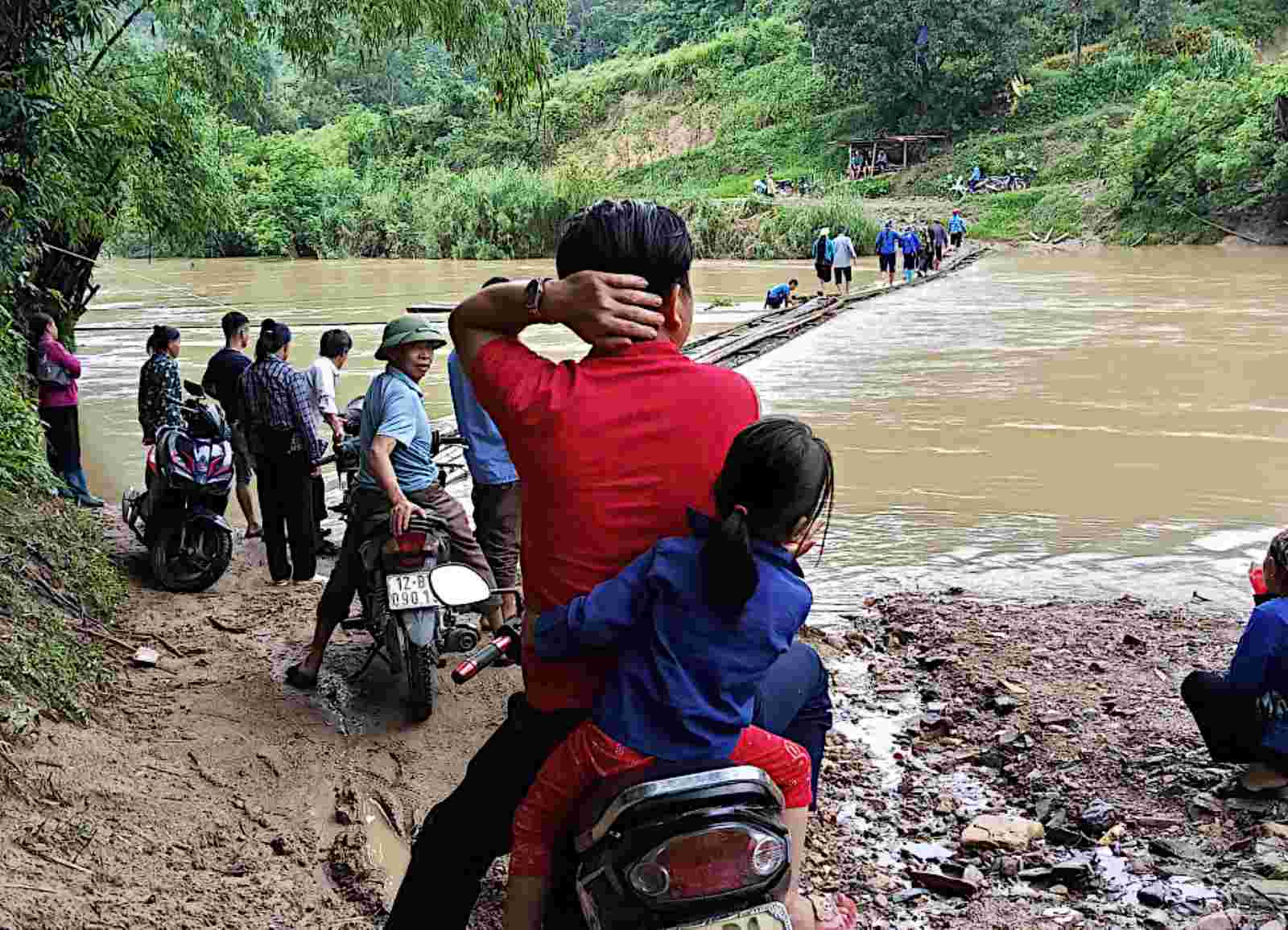 When the floodwaters receded, people temporarily built a bamboo bridge sandwiched between the river to temporarily cross the river. Photo: Provided by the school