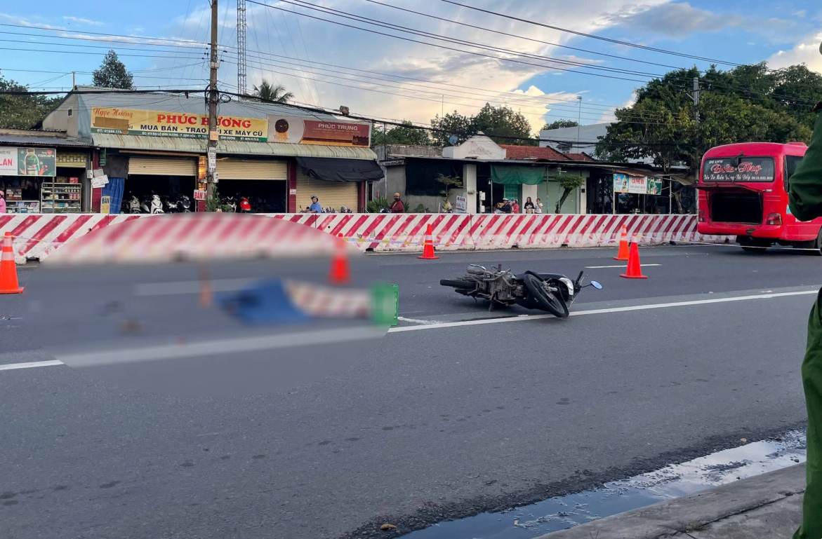 Xe may va nguoi nam gioi tu vong nga ra lan o to. Anh: Dinh Trong