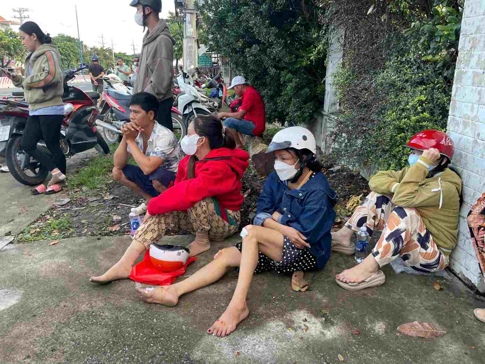 Nguoi phu nu bi thuong nhe sau va cham. Anh: Dinh Trong