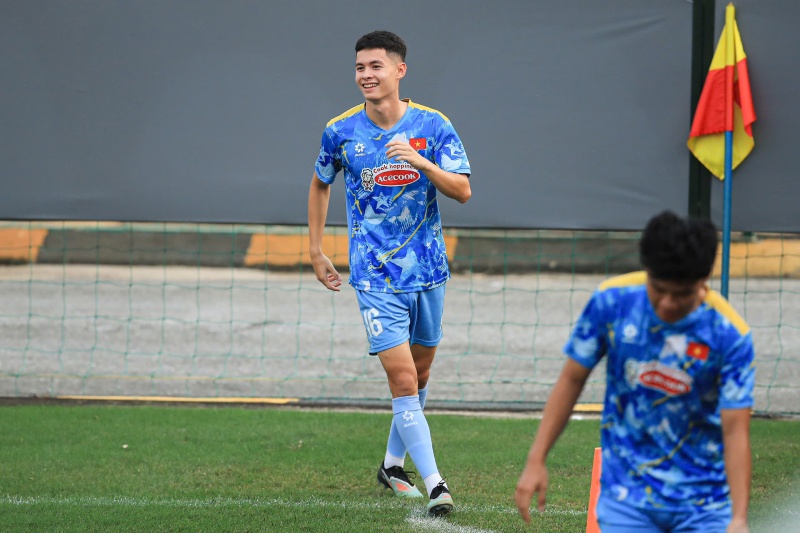 Cau thu Vadim Nguyen lan dau hoi quan cung U23 Viet Nam. Anh: Minh Dan