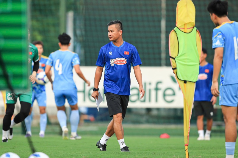 Ong Dinh Hong Vinh la Quyen huan luyen vien truong U23 Viet Nam. Anh: Minh Dan