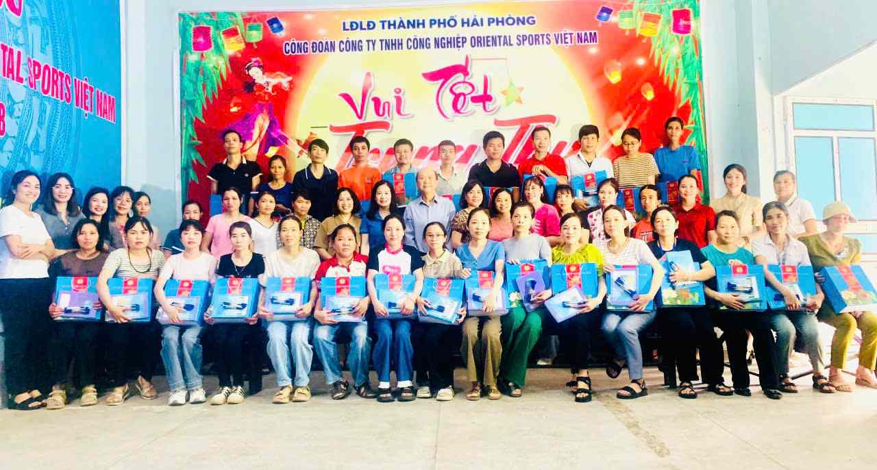 오리엔탈 스포츠 베트남 회사에서 어려운 환경에 처한 노동자 자녀에게 추석 선물 전달. 사진: 남삭사 전자 정보 포털