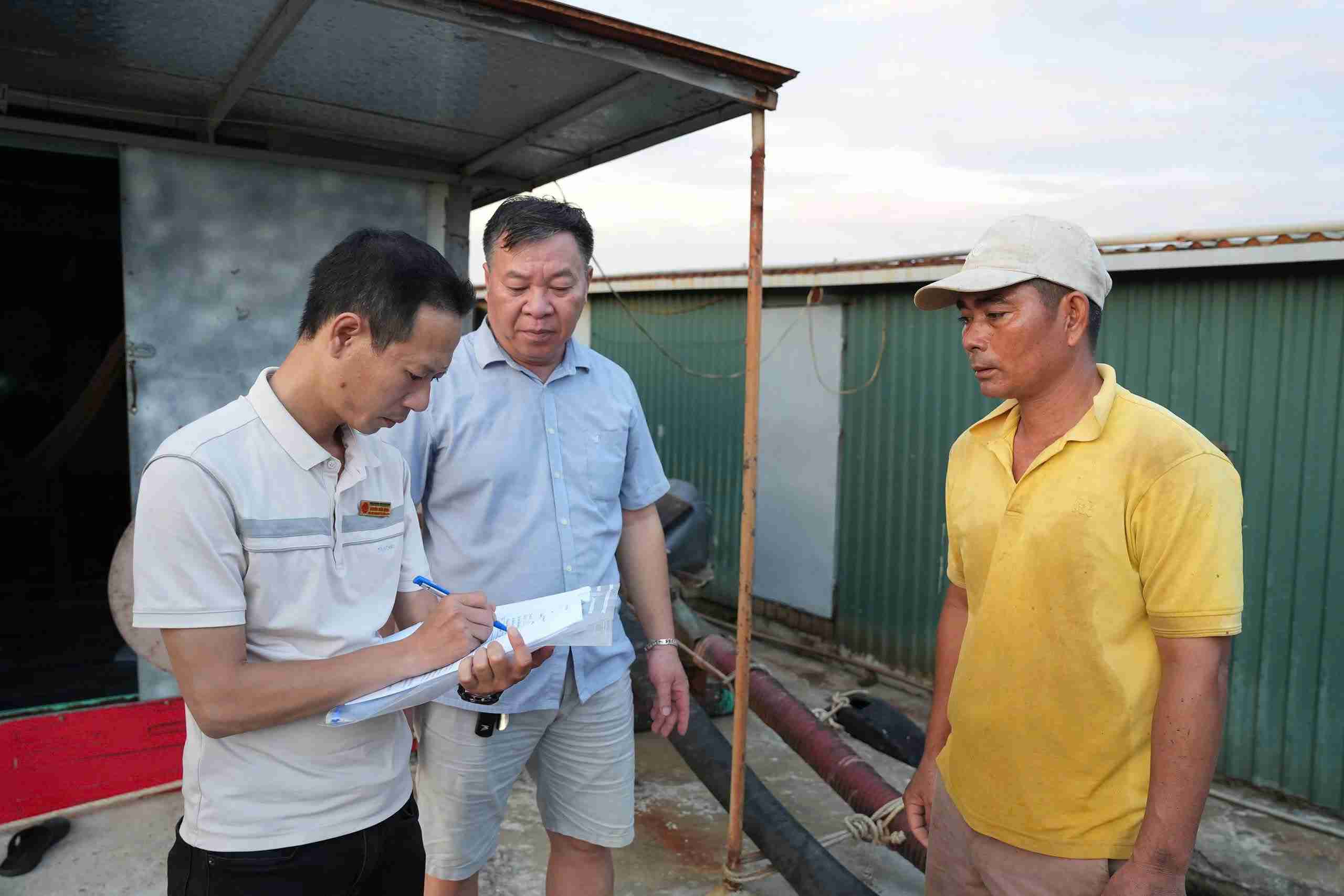 Ho dan phuong Hai Duong, TP Hai Phong ven song ky cam ket khong o lai khu vuc nguy hiem khi bao do bo. Anh: Quoc Tung