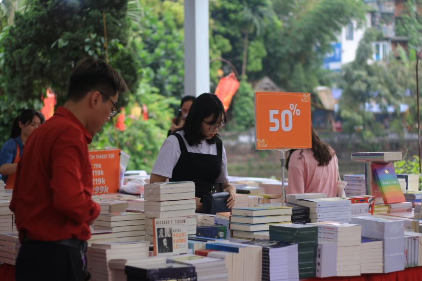 文化、スポーツ、観光省は、Storm No. 11 Matmoの影響により、2021  -  2025年の図書館の分野でのコミュニティでの文化開発プロジェクトとデジタル変換プログラムの予備レビューを要約するための会議の開催を停止することを決定しました。写真：Khanh An