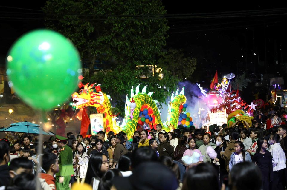 Tuy Duc国境コミューンの子供たちが賑やかで意味のある中秋節を迎える。写真:Sao Mai