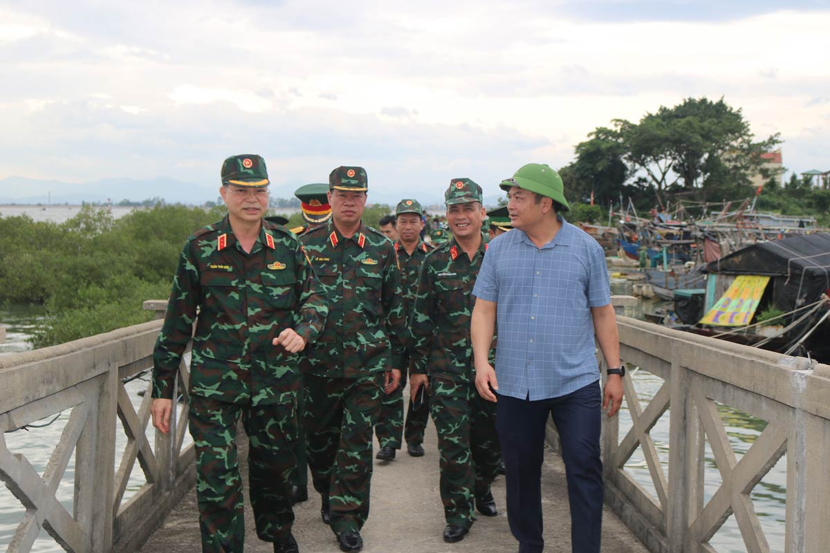 Trung tuong Doan Thai Duc – Cuc truong Cuc Cuu ho - Cuu nan, Bo Tong Tham muu Quan doi nhan dan Viet Nam (ngoai cung ben trai anh) kiem tra cong tac ung pho voi bao so 11  tai phuong Mong Cai 1. Anh: Cong TTDT phuong Mong Cai 1