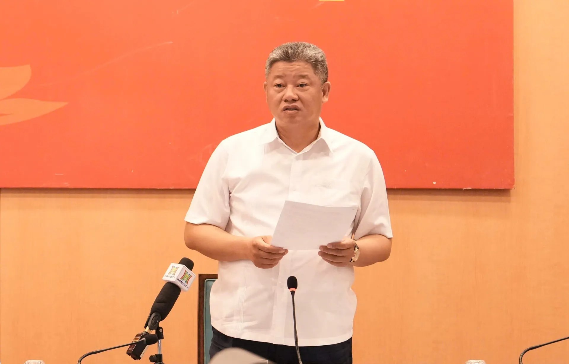 Pho Chu tich UBND TP Nguyen Manh Quyen cho biet, Trung uong va UBND TP Ha Noi da ban hanh nhieu cong dien, dac biet la cong dien moi nhat cua Chu tich UBND TP, neu ro cac nhiem vu can trien khai khan truong de khac phuc hau qua bao so 10 va san sang ung pho bao so 11. A