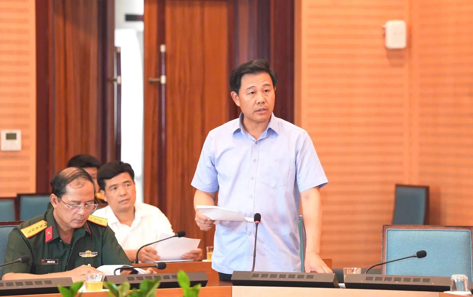 Giam doc So Nong nghiep va Moi truong Nguyen Xuan Dai bao cao tai cuoc hop. Anh: Hong Thai