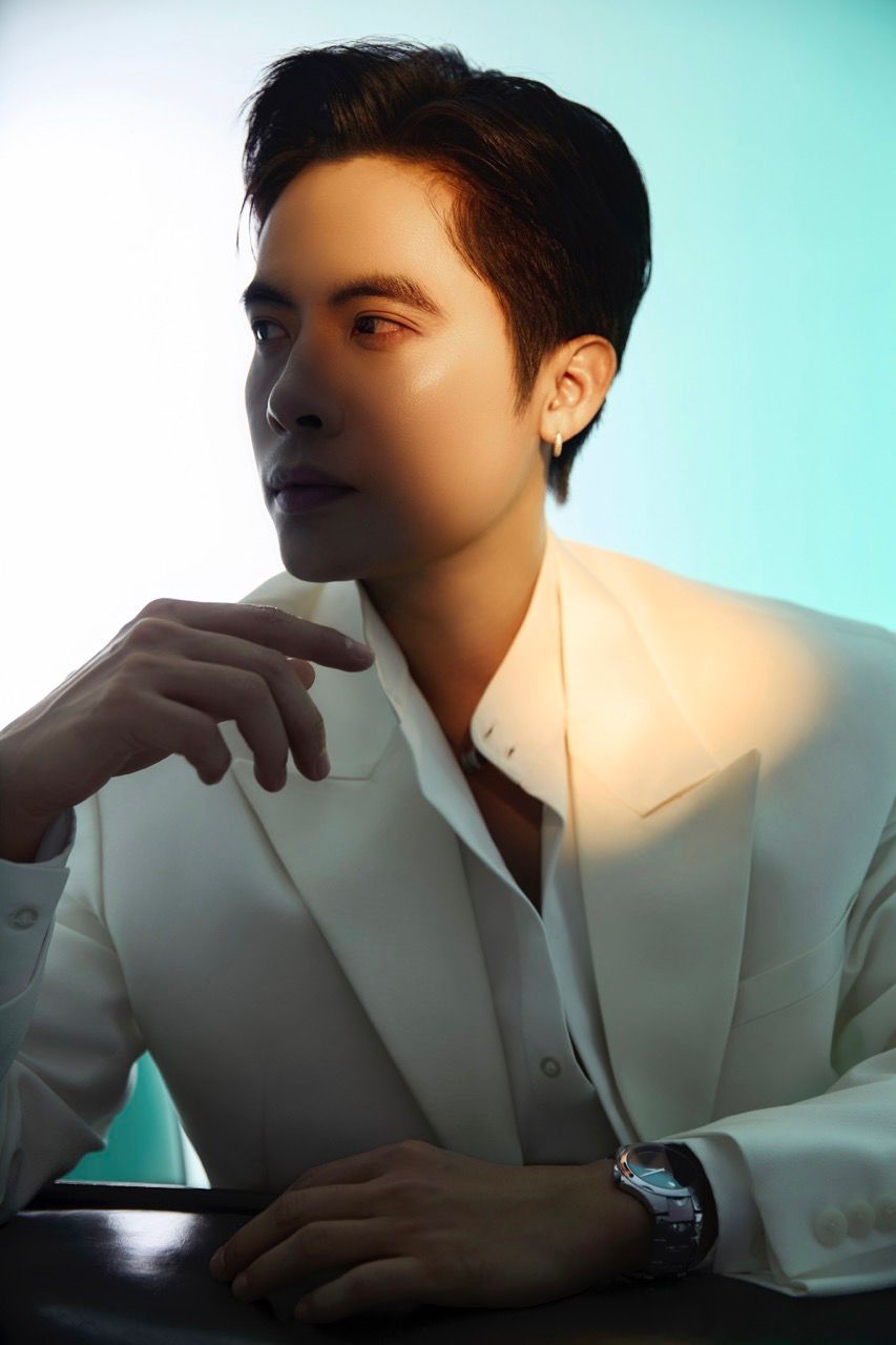 Ca si Minh Sang. Anh: Nghe si cung cap.