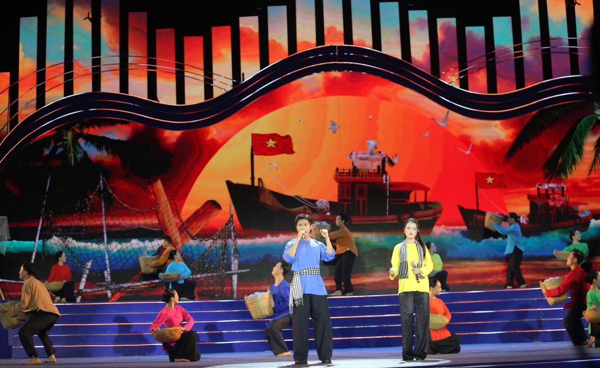 The opening art program of the Nghinh Ong Can Gio Festival 2025 took place on the evening of October 5. Photo: Anh Tu