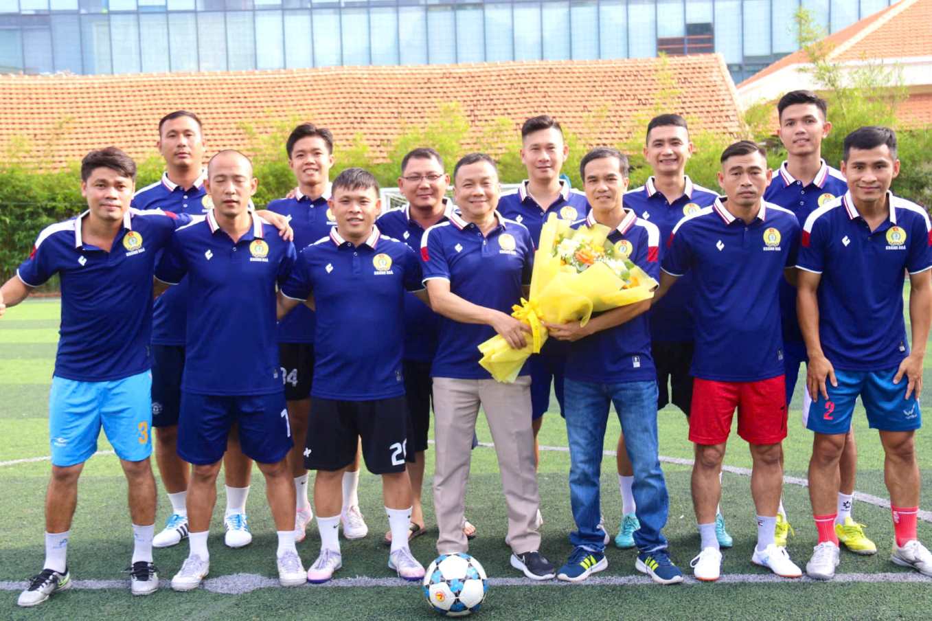 부이당탄(Bui Dang Thanh) 노동총연맹 부위원장이 칸호아(Khanh Hoa) 노동조합 축구팀에 꽃다발을 전달하고 있습니다. 사진: 프엉린(Phuong Linh)