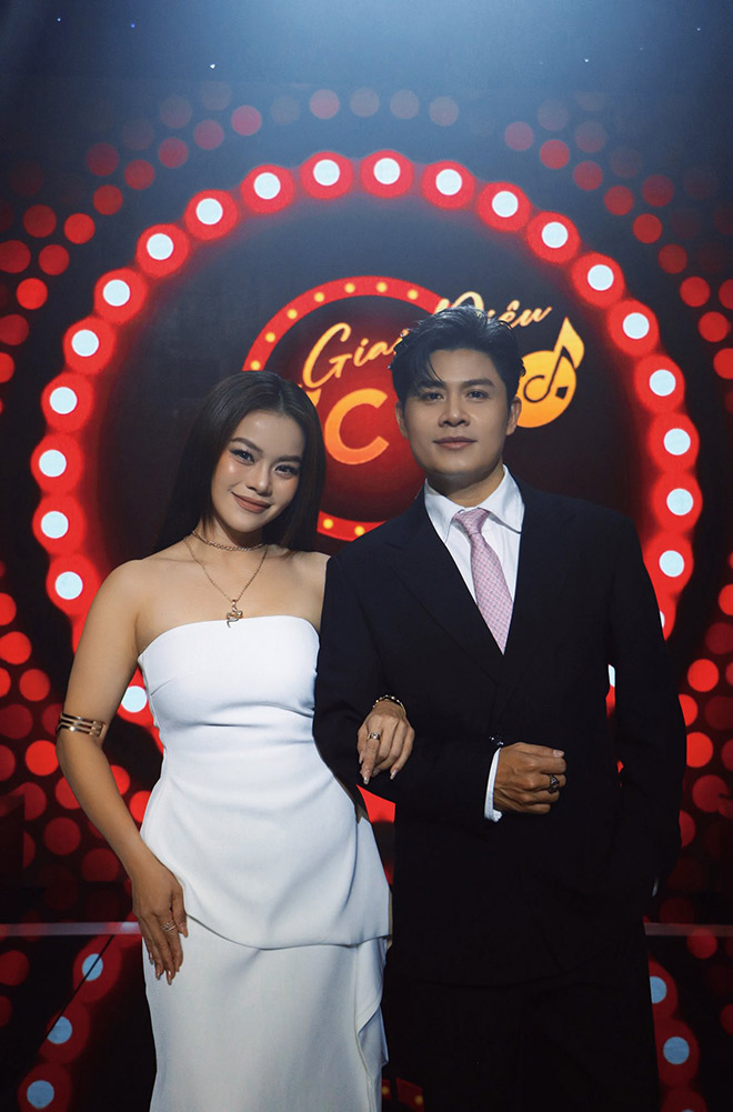 Nhac si Nguyen Van Chung ben ca si Nguyen Hai Yen. Anh: Nghe si cung cap
