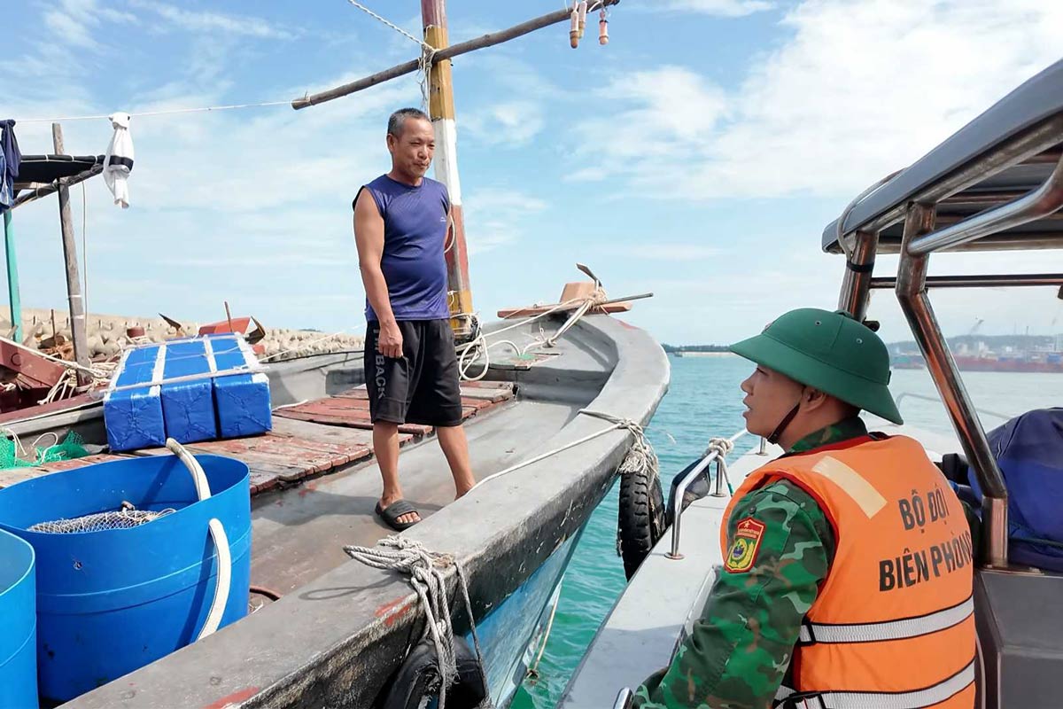 COからポートへの欧州地域では、コロラド州クアンニン州の国境警備隊がアンカーシステムをチェックするために漁師を伝播し、養殖ケージを積極的に強化するように世帯に思い出させます。写真：Thu Treas