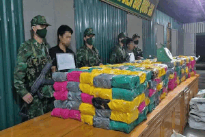 Quang Tri Border Guard arrested 2 Laotian subjects transporting 500kg of drugs. Photo: Quang Tri Border Guard