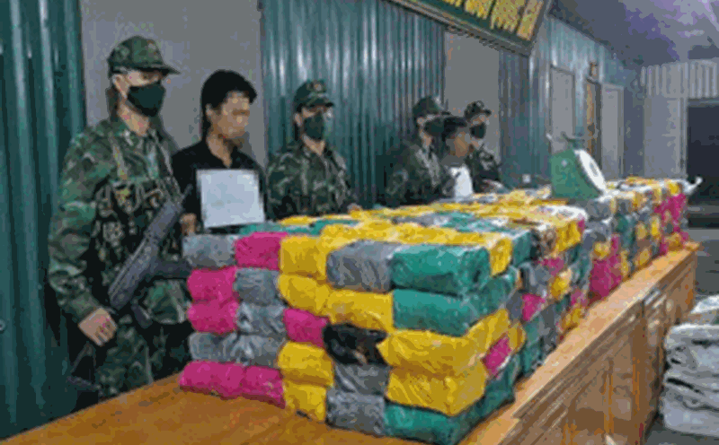 Quang Tri Border Guard arrested 2 Laotian subjects transporting 500kg of drugs. Photo: Quang Tri Border Guard