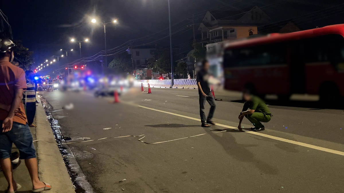 The scenes of 2 nearby accidents left 1 person dead in Ho Chi Minh City. Photo: Dinh Trong
