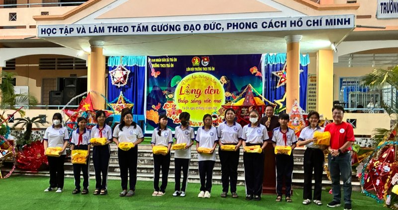 Children in Tra On commune happily welcomed the Mid-Autumn Festival, receiving gifts to celebrate the success of the Vinh Long Provincial Party Congress. Photo: Hoang Loc.