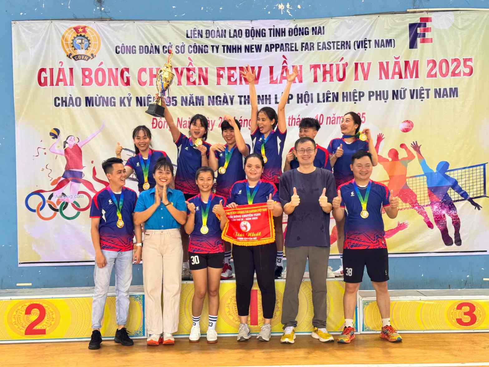 Ban to chuc trao giai nhat bong chuyen nu doi F4. Anh: CDCS cung cap