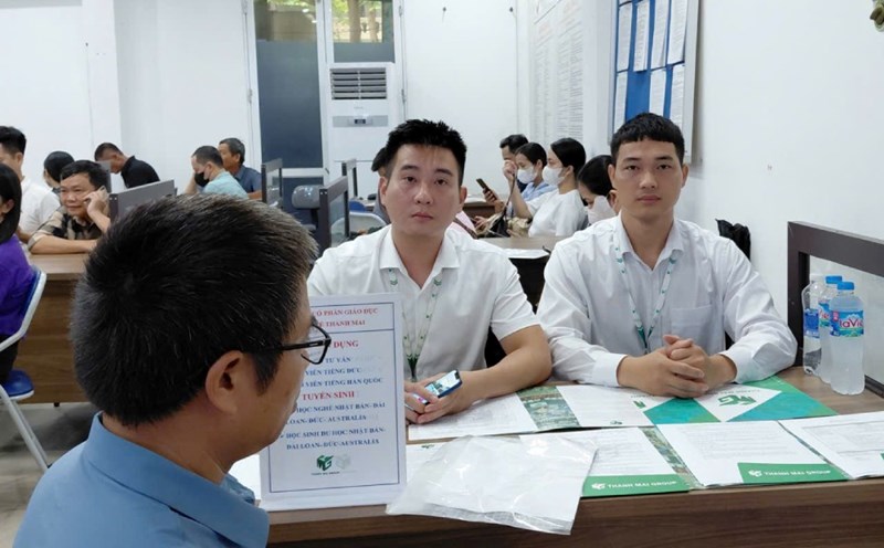 Older workers are having increasingly difficulty finding jobs in the context of staff cuts and competition in the labor market. Photo: Quynh Chi