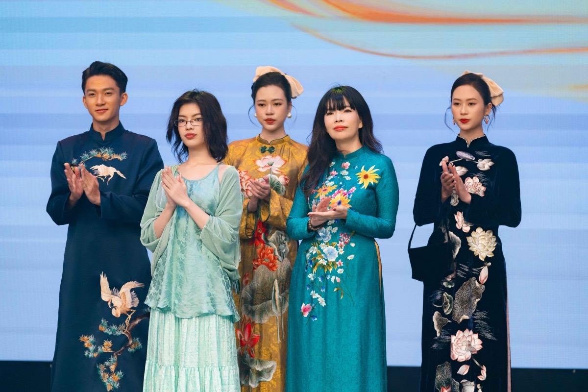 NTK Ngoc Lan (ao dai xanh) dem den nhung thiet ke mang hoi tho hien dai, ket hop cung hoa tiet theu tay tinh xao. Anh: Nha thiet ke cung cap.