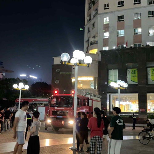 People discovered the body of a man in building 34T on Hoang Dao Thuy Street (Hanoi). Photo: Tien Dung