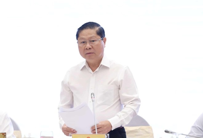 Thu truong Bo Giao duc va Dao tao Le Tan Dung tra loi cau hoi ve van de lam thu. Anh: Pham Dong