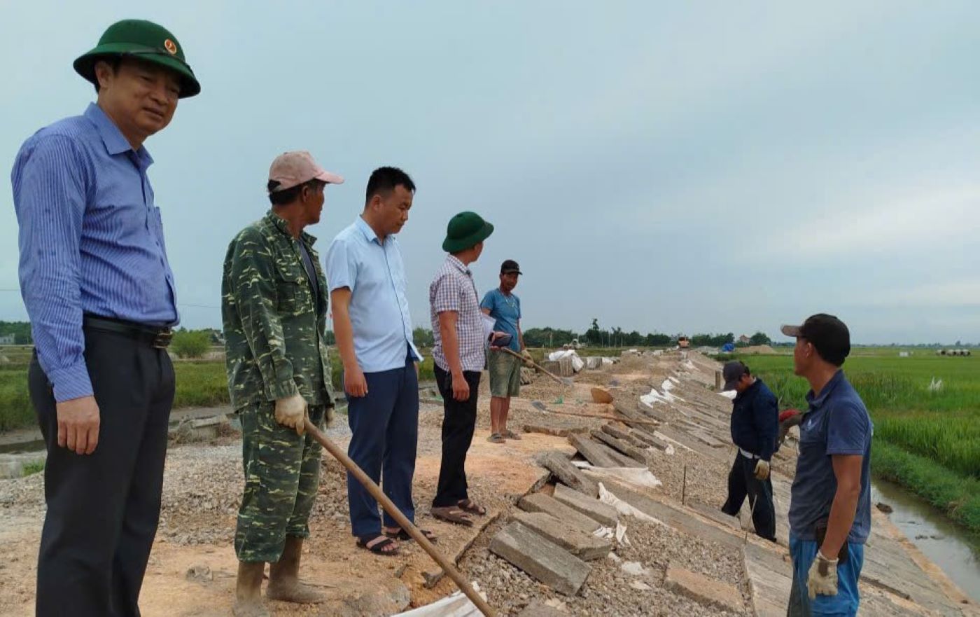 Lanh dao xa My Thuy kiem tra, thuc tien do viec khac phuc doan de bao bi hu hong. Anh: H.Nguyen