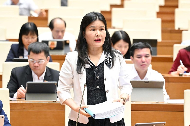 Delegate Bui Thi Quynh Tho commented on the Draft Law on Higher Education (amended). Photo: Quochoi.vn