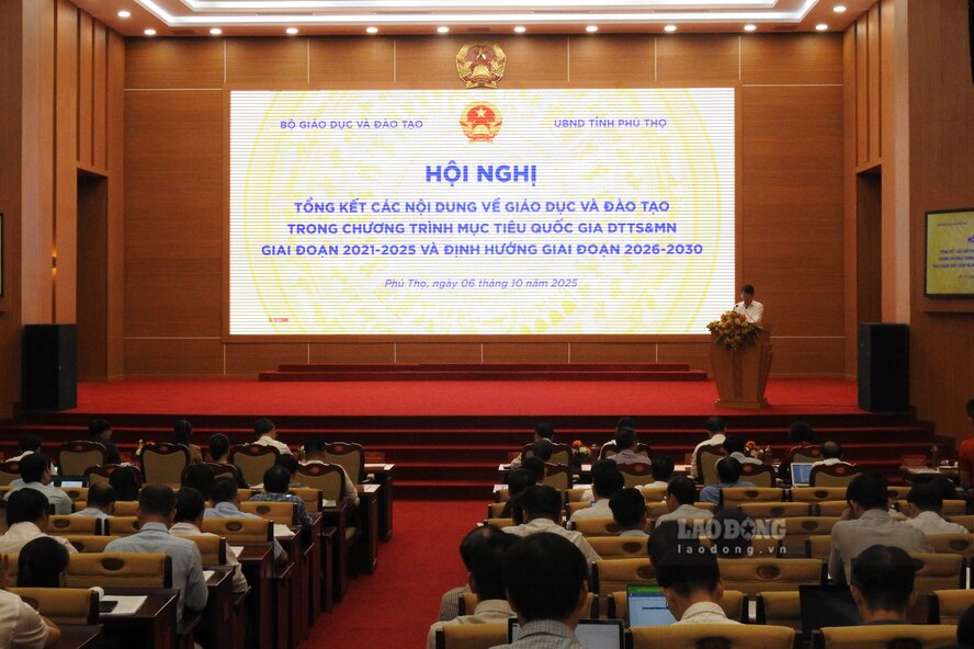 Toan canh hoi nghi. Anh: To Cong.
