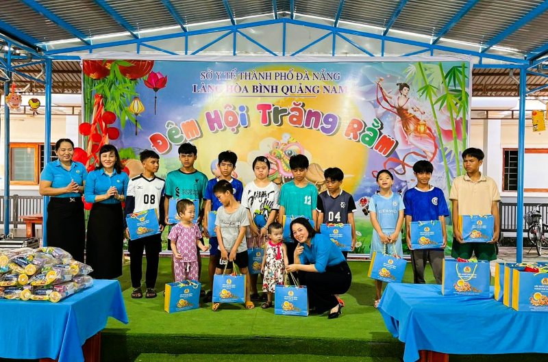 Cong doan Da Nang tang qua Trung thu cho tre em mo coi, khuyet tat, con em cong nhan kho khan tren dia ban. Anh: Truong An