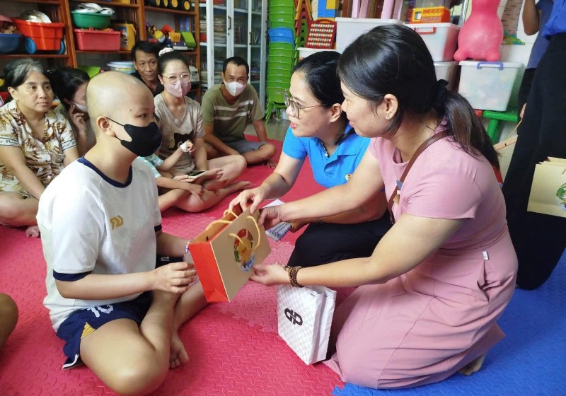 Cong doan cac cap o Da Nang lan toa Trung thu am ap den voi cac benh nhi kho khan. Anh: Truong An