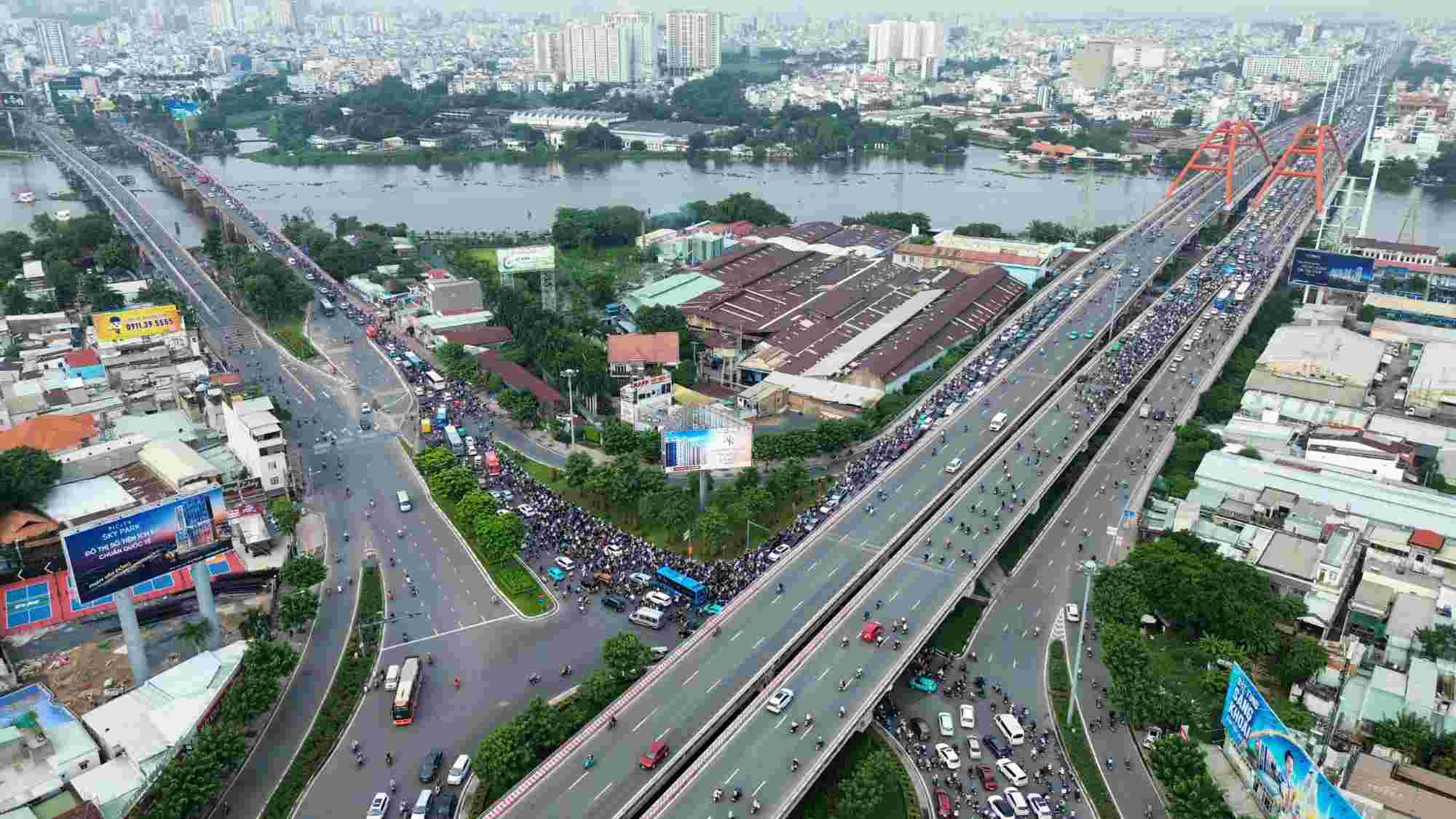 Traffic jam at the northeastern gateway of Ho Chi Minh City. Photo: Anh Tu